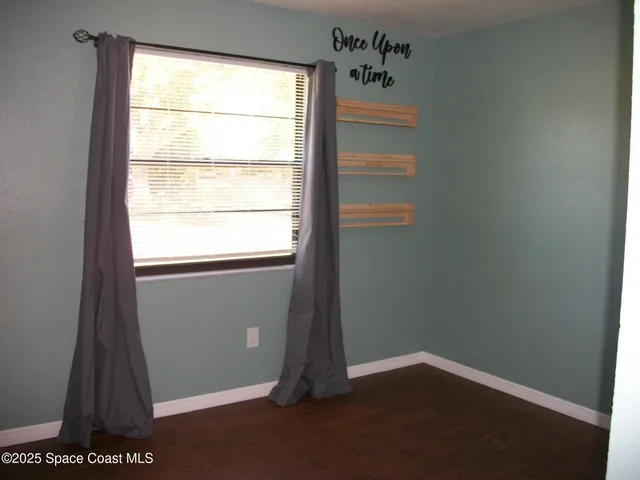 a view of empty room with window