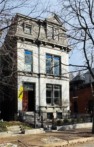 $1,000,000 | 2319 Whittemore Place, St. Louis, MO 63104