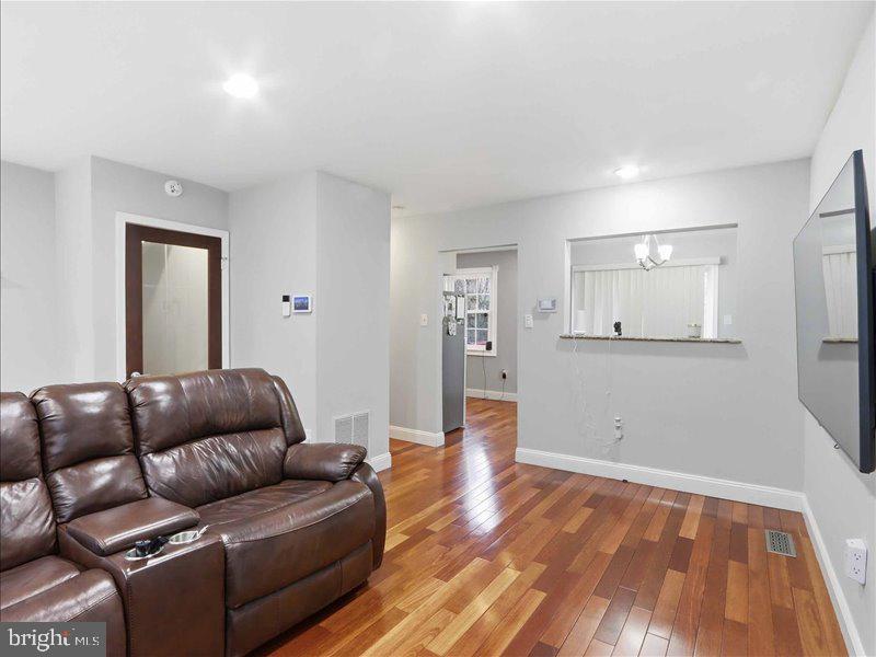 8307 Snowden Oaks Place Laurel, MD 20708 - Photo 4 of 28 Living Room