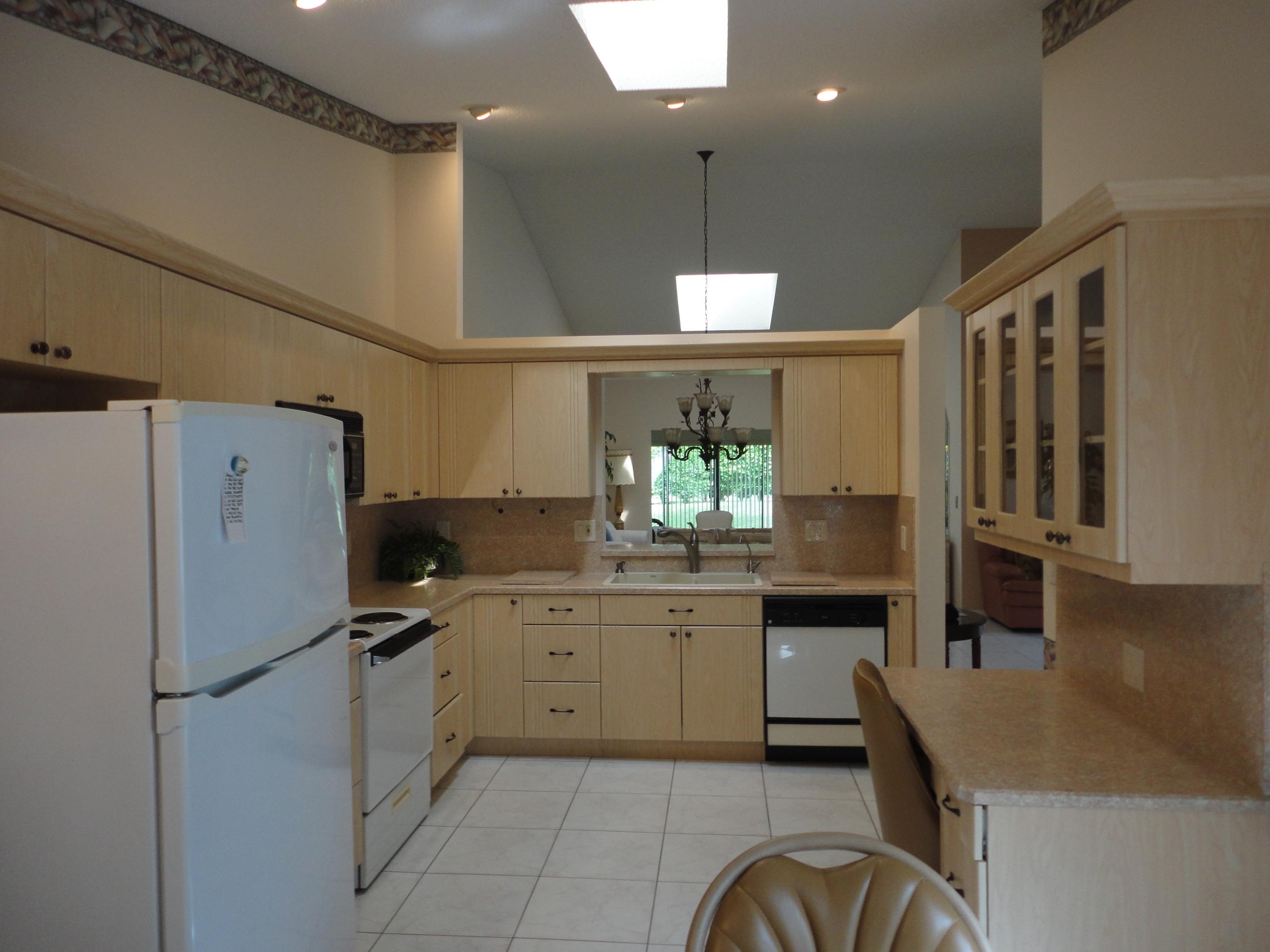 8187 Springlake Drive, Unit B Boca Raton, FL 33496 - Photo 4 of 40 Kitchen