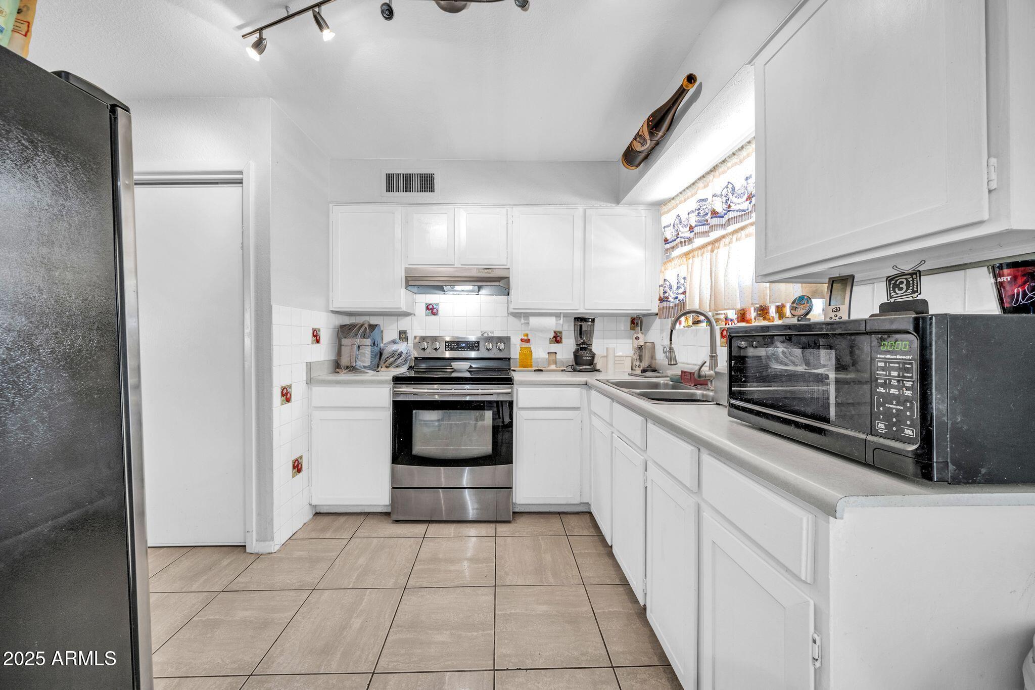 7629 West Osborn Road Phoenix, AZ 85033 - Photo 13 of 43 Kitchen