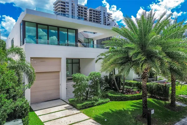 $6,575,000 | 1092 North Venetian Drive, Miami, FL 33139