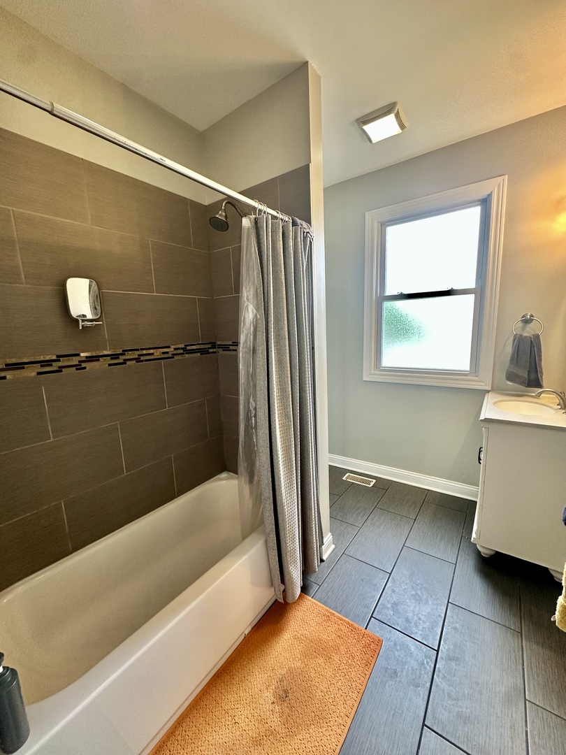 3258 North Ridgeway Avenue Chicago, IL 60618 - Photo 8 of 19 Gallery Image 8