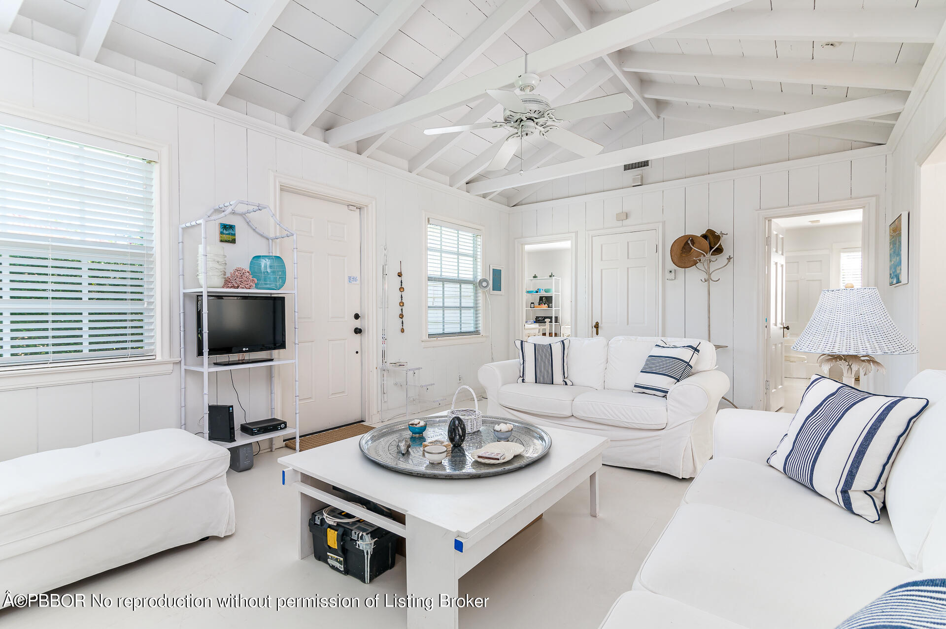 312 Puritan Road West Palm Beach, FL 33405 - Photo 3 of 27 Living Room