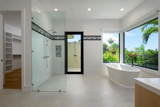 a view of entryway with a garden