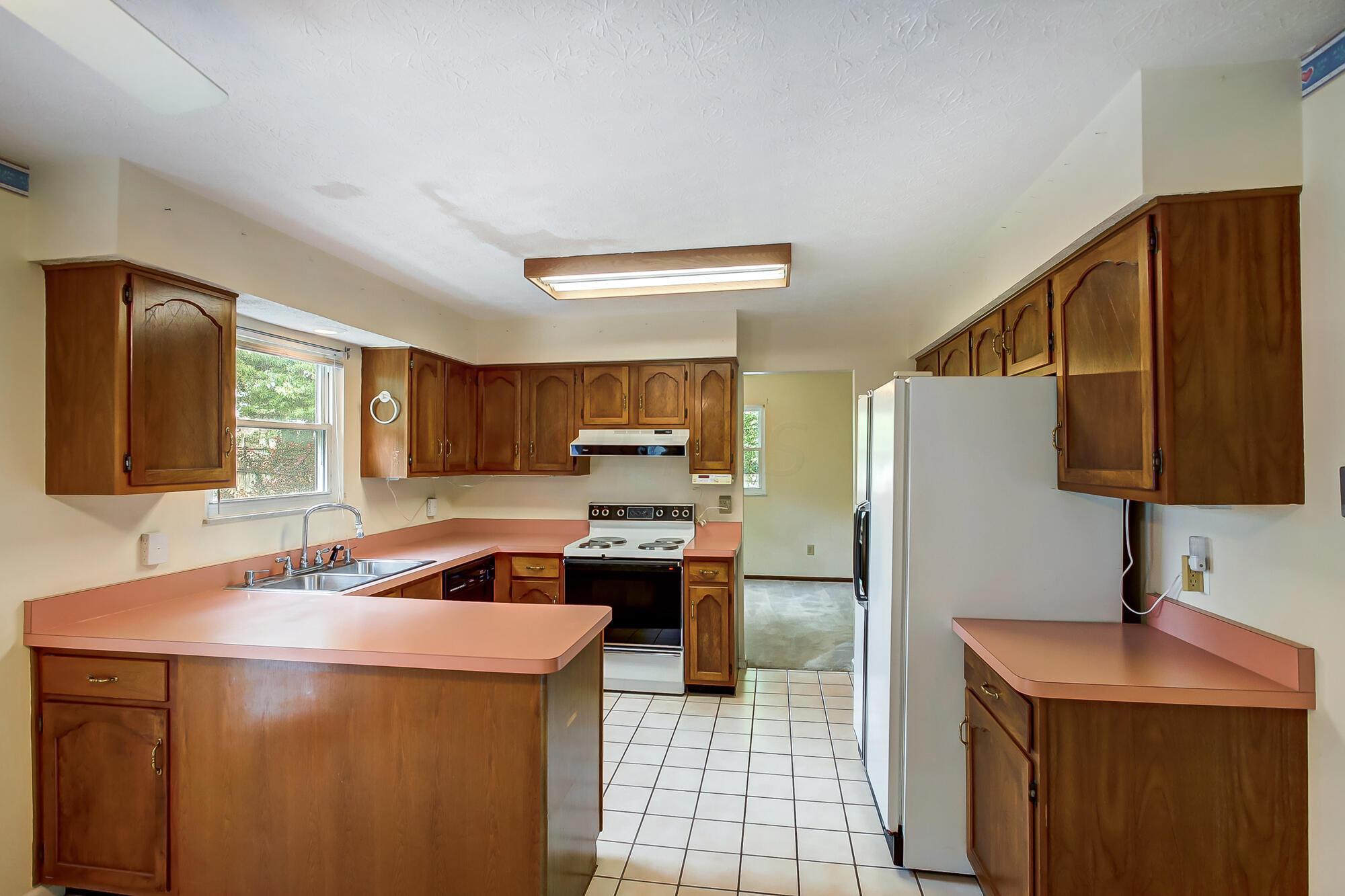 577 Rosehill Road Reynoldsburg, OH 43068 - Photo 14 of 51 014