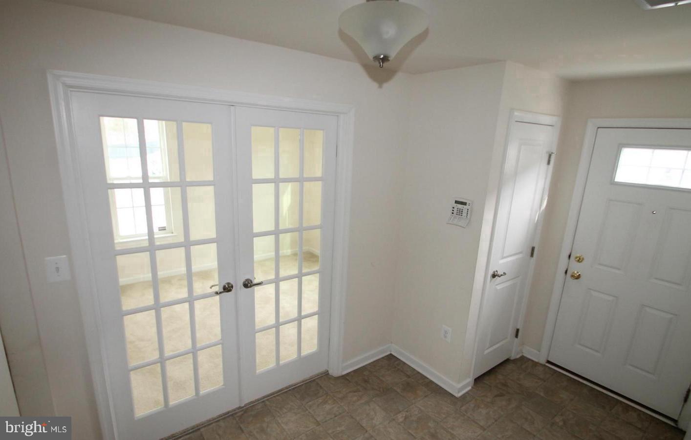 313 Brenton Road, Unit 40 Fredericksburg, VA 22405 - Photo 4 of 18 Bright and inviting entryway space.