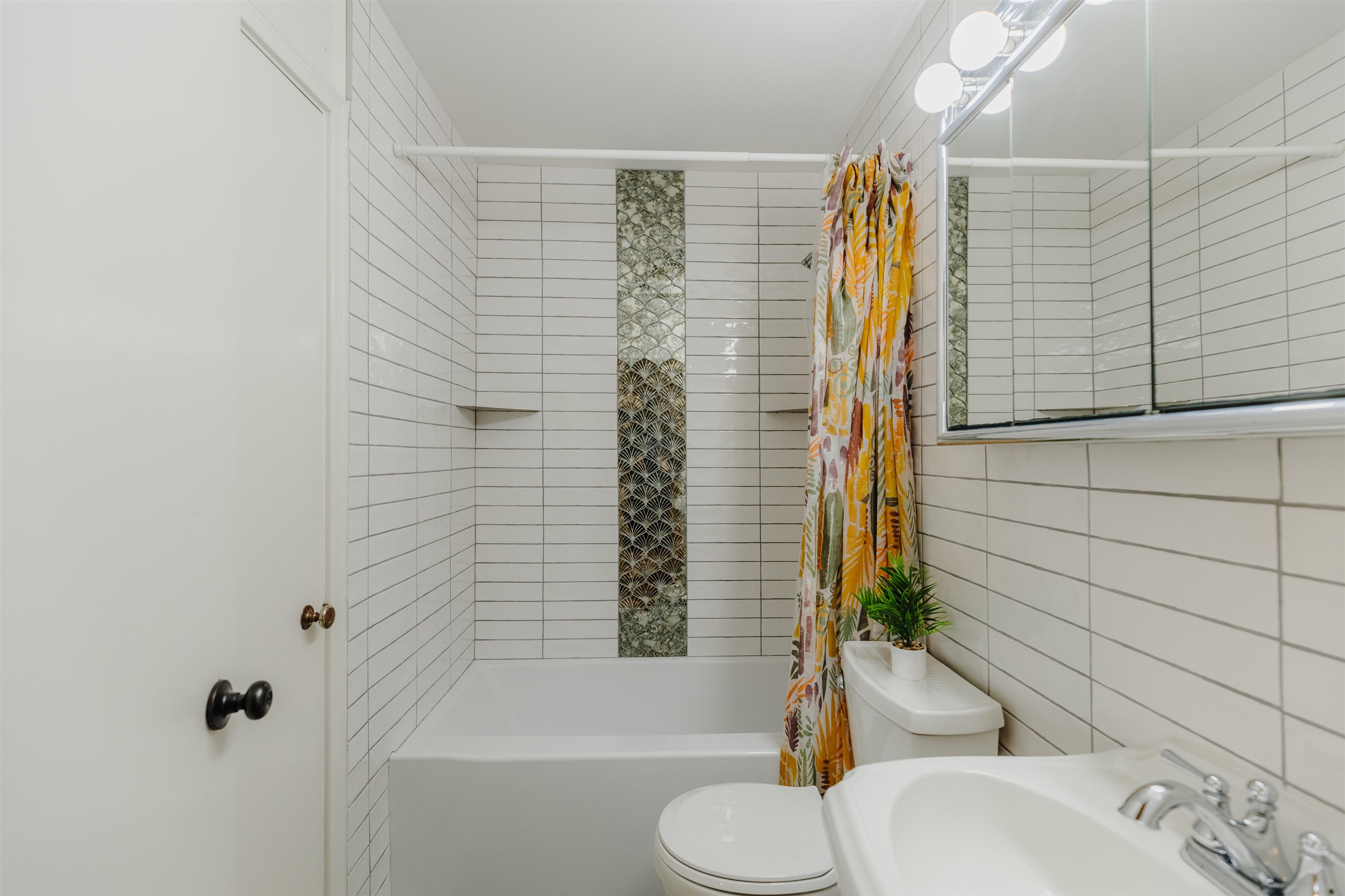 1247 Colonial Road Memphis, TN 38117 - Photo 21 of 29 a bathroom with a sink and bathtub