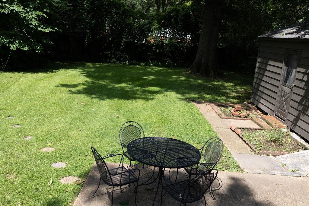 1247 Colonial Road Memphis, TN 38117 - Photo 26 of 29 a view of a chairs and table in patio