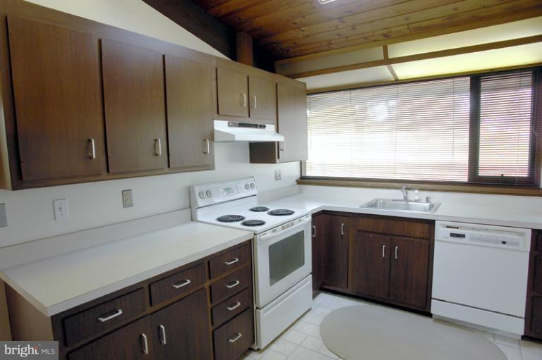 10606 Sweepstakes Road Damascus, MD 20872 - Photo 13 of 30 Kitchen has Mahogany stained cabinetry & pantries.