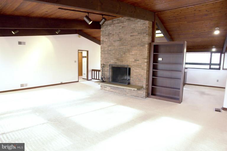 10606 Sweepstakes Road Damascus, MD 20872 - Photo 10 of 30 Living Room has vaulted ceiling.