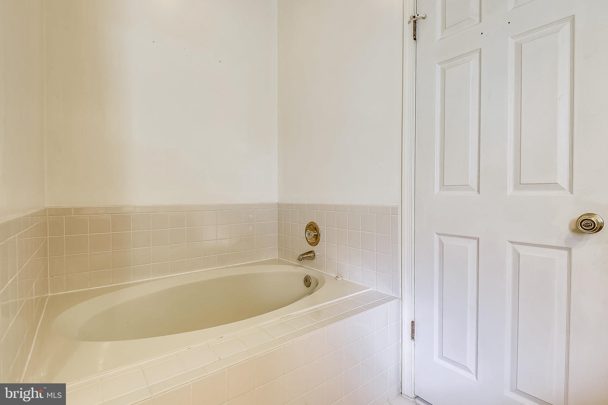 2704 Summerview Way, Unit 103 Annapolis, MD 21401 - Photo 24 of 41 Master Bath with Soaking Tub