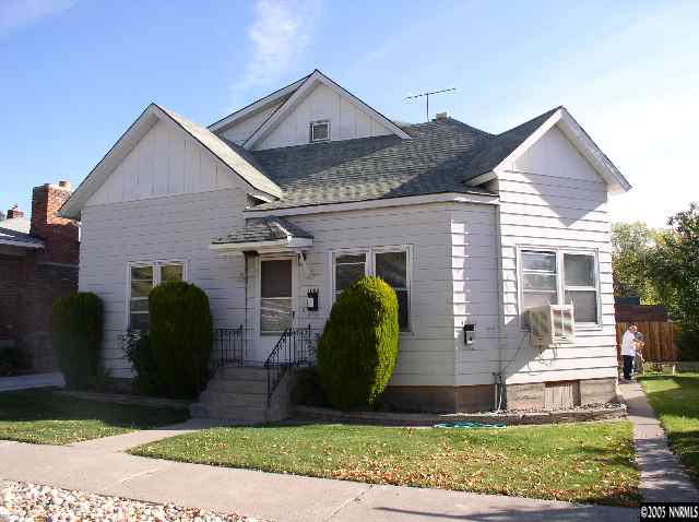 1086 Washington Street Reno, NV 89503 - Photo 1 of 4 a front view of a house with garden