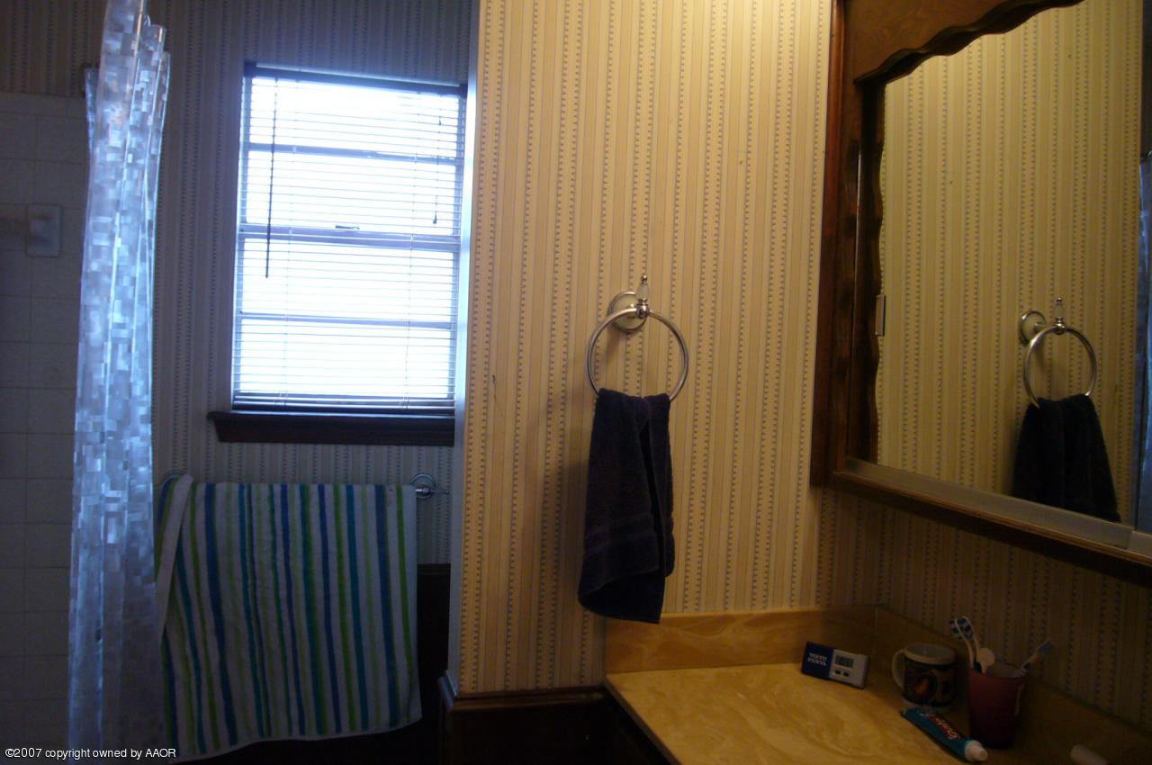 5700 South Milam Street Amarillo, TX 79110 - Photo 2 of 10 Bathroom