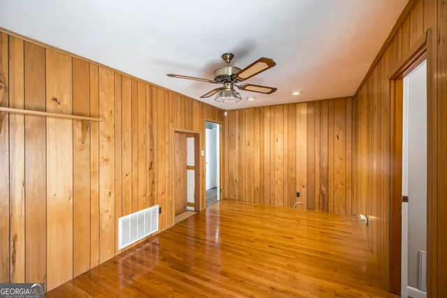 a view of a livingroom with a ceiling fan and hardwood floor