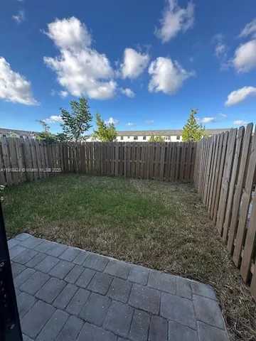 a view of a backyard