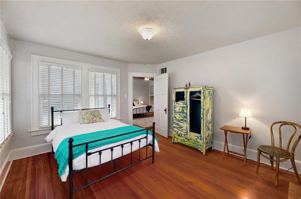 1604 South Main Street Georgetown, TX 78626 - Photo 22 of 25 a room with furniture and a window