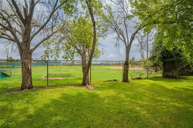 a view of a yard with a house