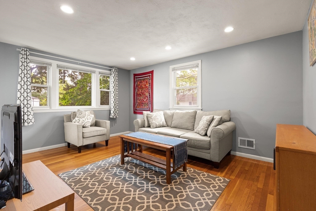 301 Hardy Pond Road Waltham, MA 02451 - Photo 3 of 22