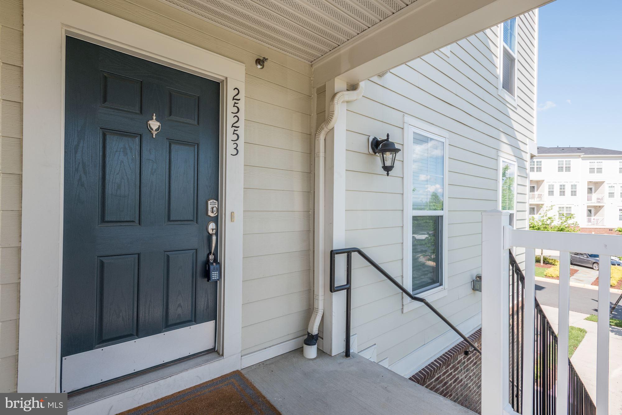 25253 Laureldale Terrace Chantilly, VA 20152 - Photo 6 of 39