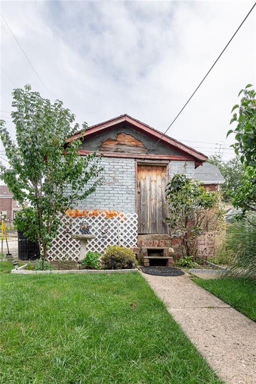 2913 Willett Road Pittsburgh, PA 15227 - Photo 7 of 25 a front view of a house with a garden