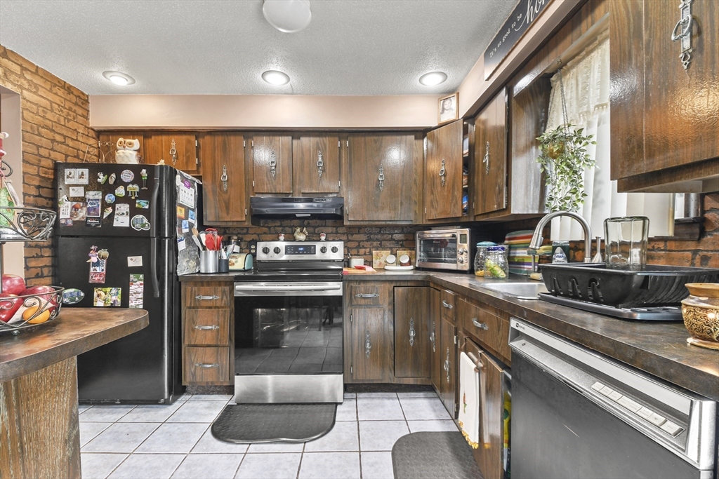 288 Norman Street Fall River, MA 02721 - Photo 3 of 33