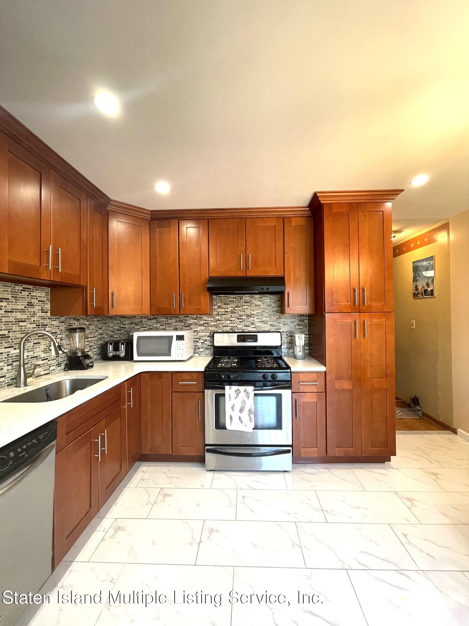 89 Circle Loop Staten Island, NY 10304 - Photo 6 of 16 157CC07B-97EA-49DD-B032-94B0EEAB844B