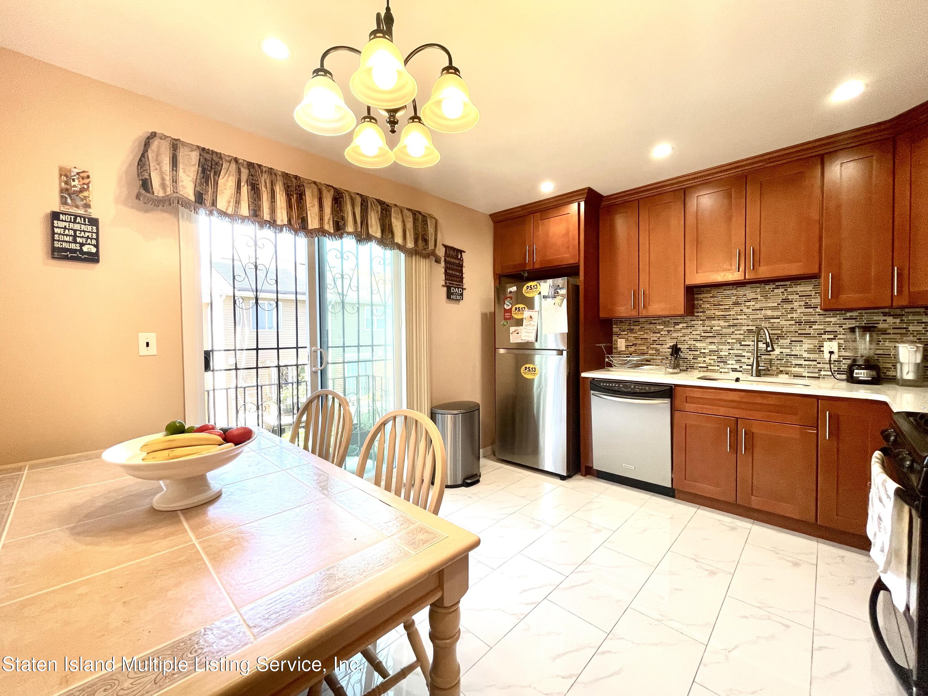 89 Circle Loop Staten Island, NY 10304 - Photo 8 of 16 68449443-1D52-4A56-8670-0AC3EABCADA2