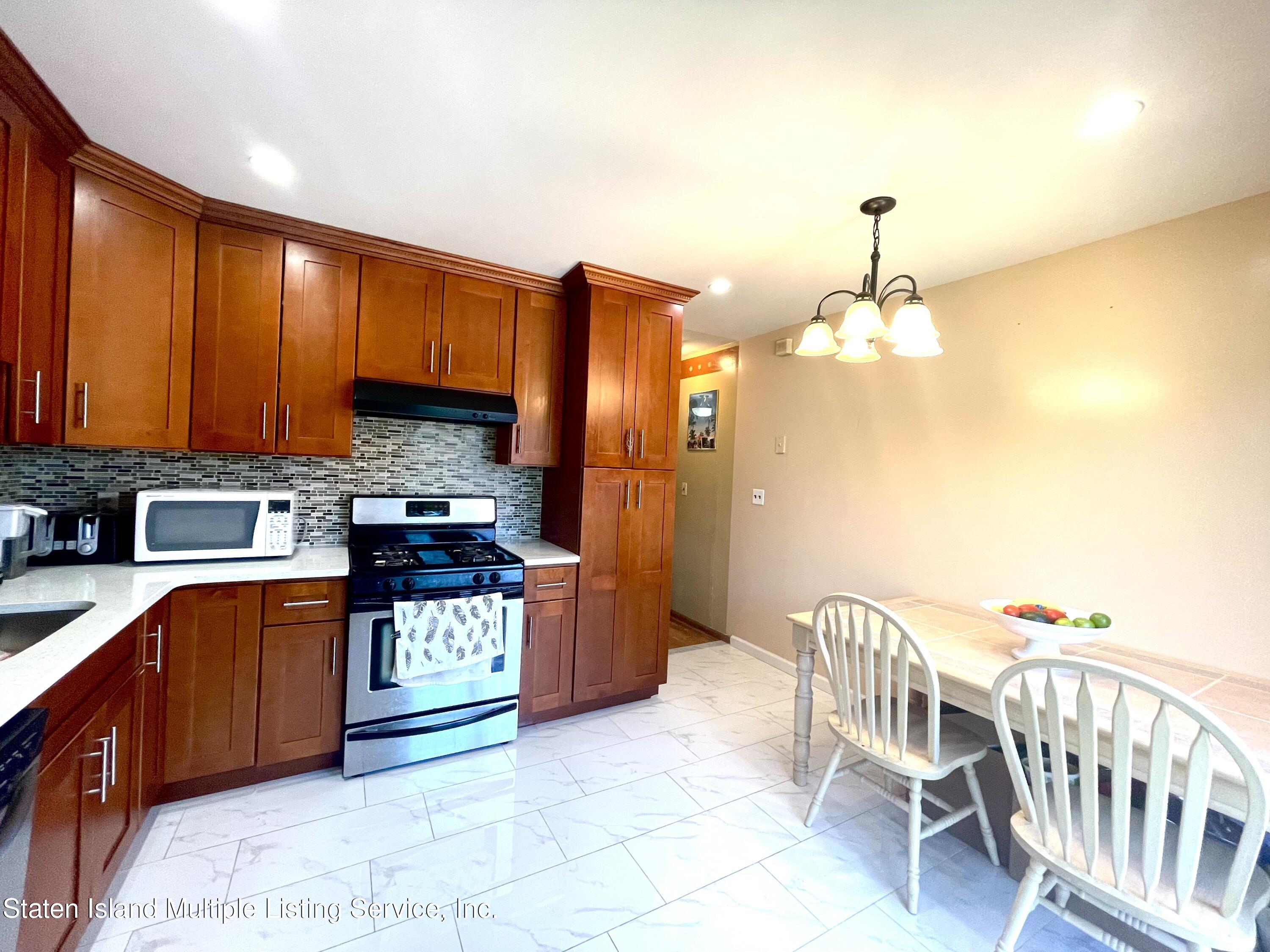 89 Circle Loop Staten Island, NY 10304 - Photo 9 of 16 46E6E222-DBF0-4215-B24F-877CEB17BFDC