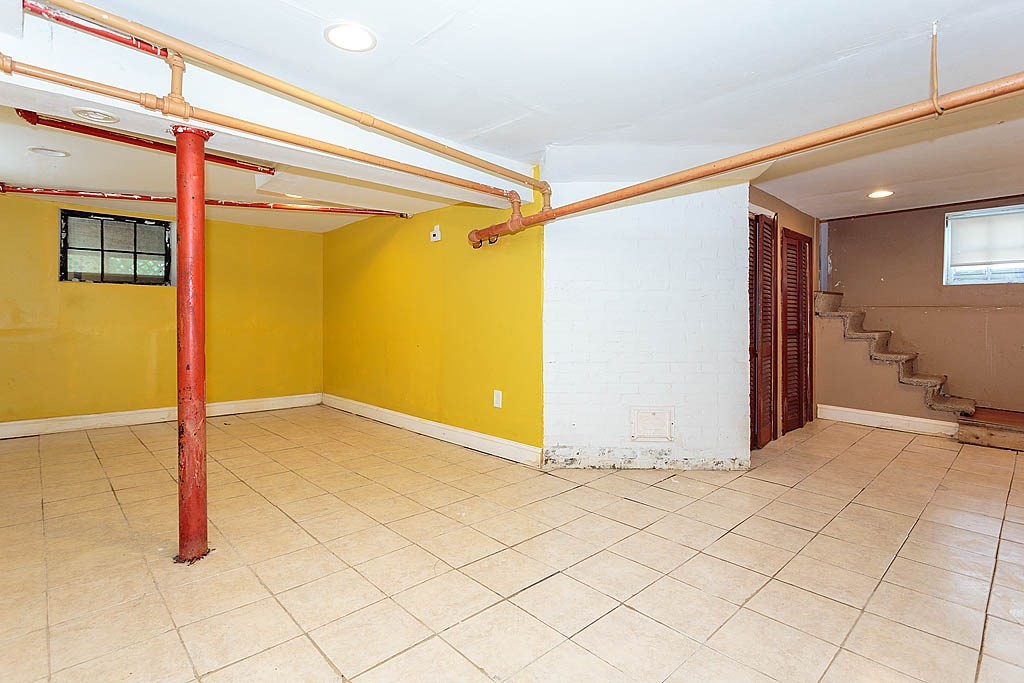 37 Huntington Road Milton, MA 02186 - Photo 34 of 35 a view of a garage