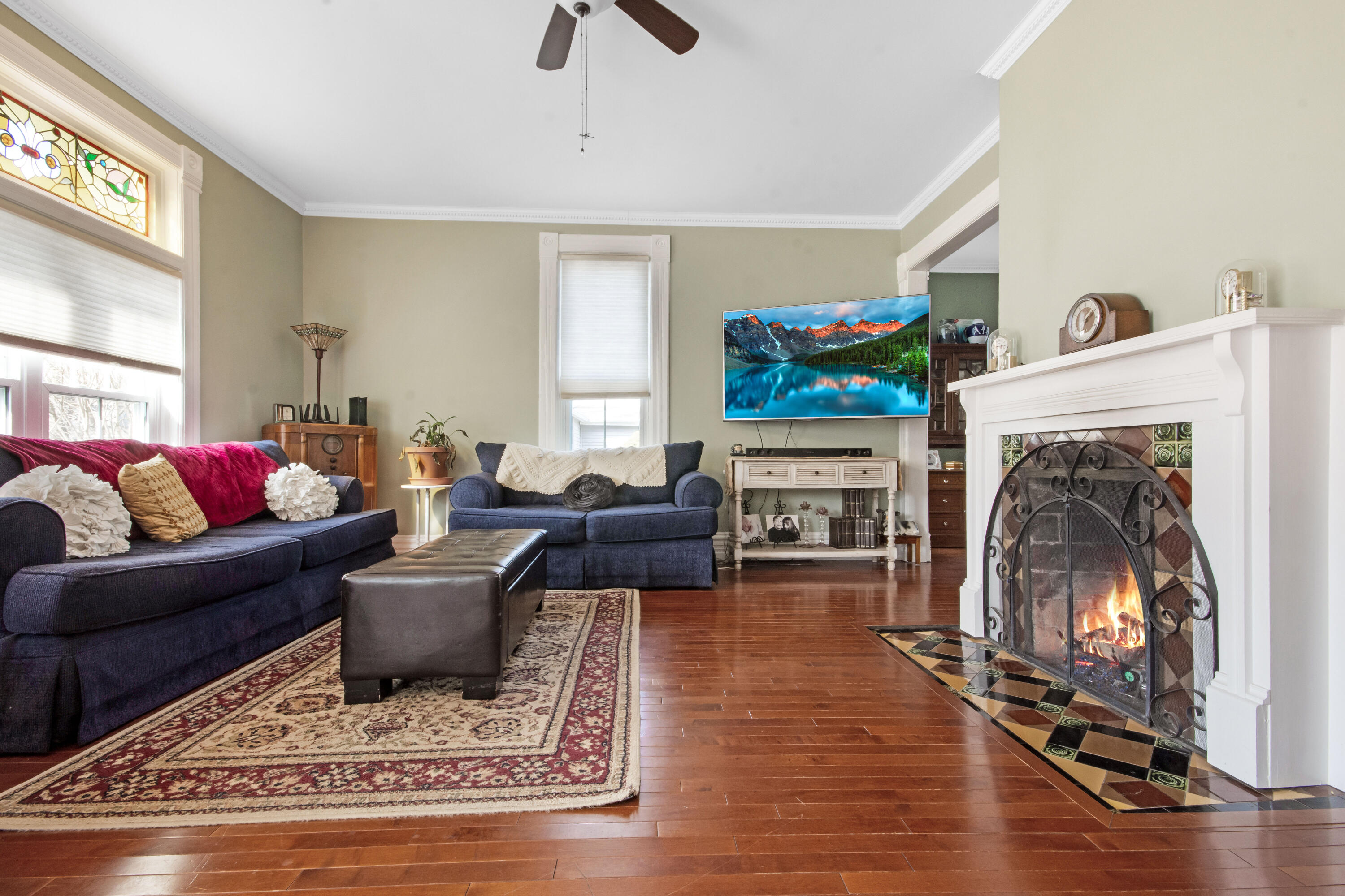 519 Madison Street Lake Geneva, WI 53147 - Photo 4 of 21 Living Room