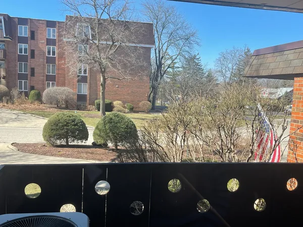$324,500 | 121 South Spruce Avenue, Unit 103, Wood Dale, IL 60191