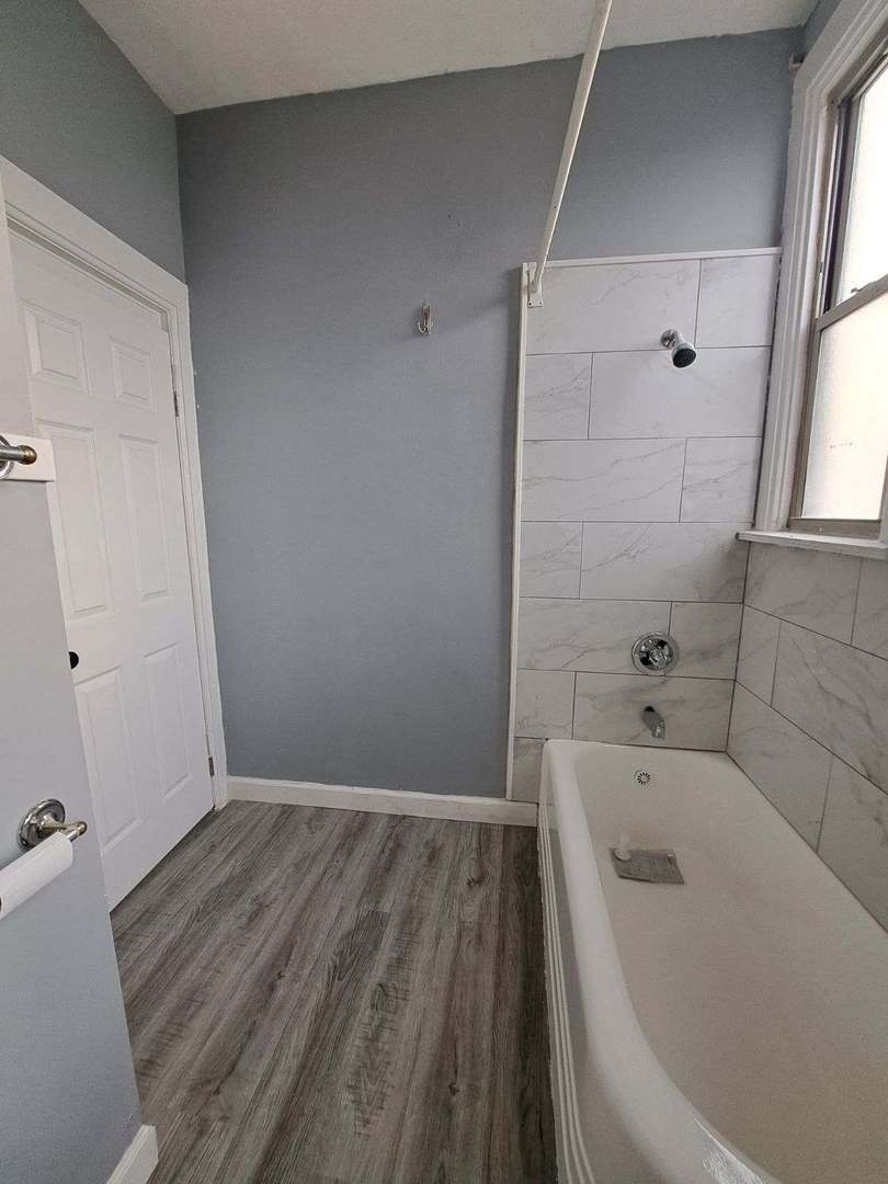 3128 North Clybourn Avenue, Unit 2R Chicago, IL 60618 - Photo 12 of 33 a bathroom with a bathtub