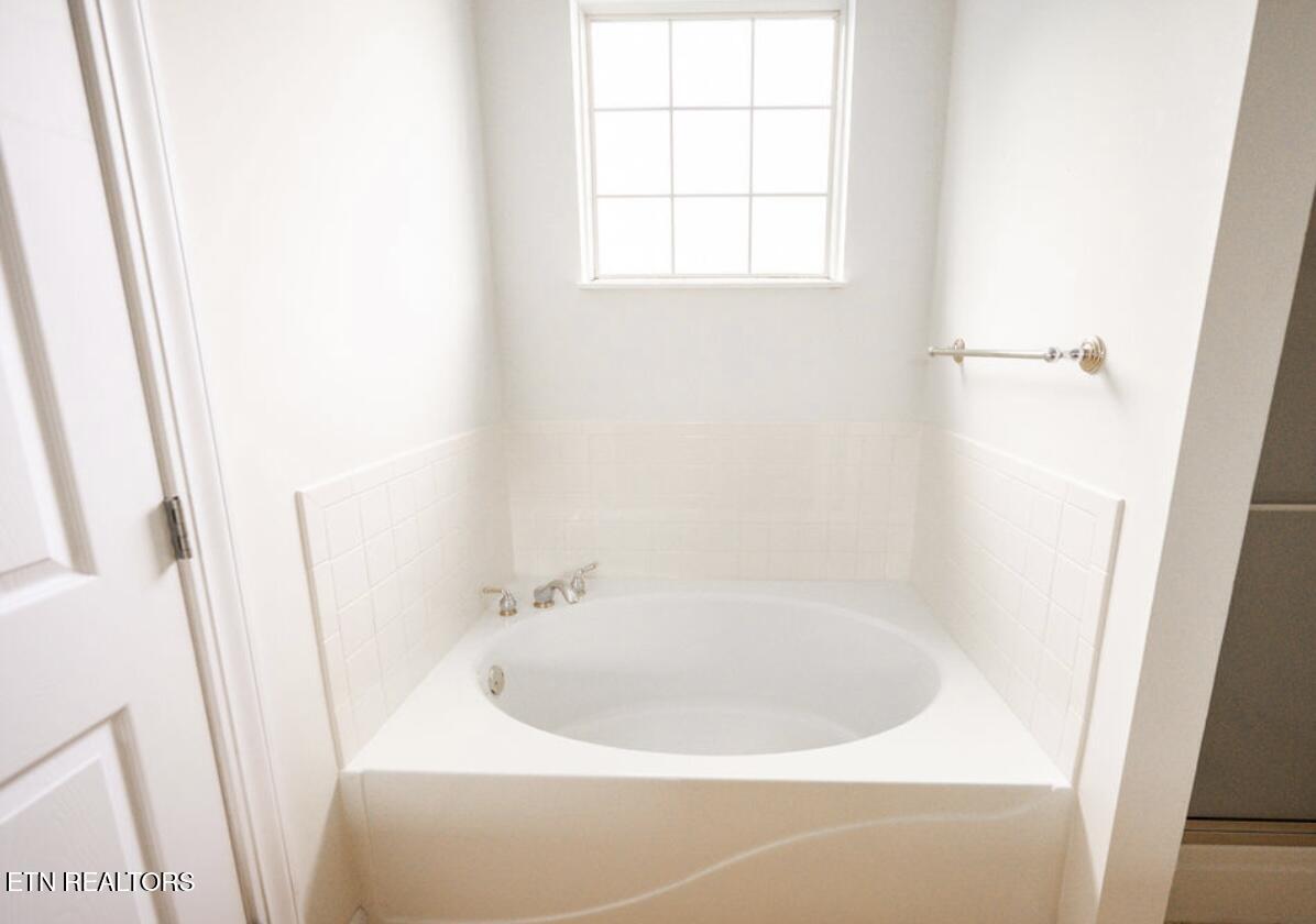 114 Tradewind Street Clinton, TN 37716 - Photo 17 of 25 garden tub