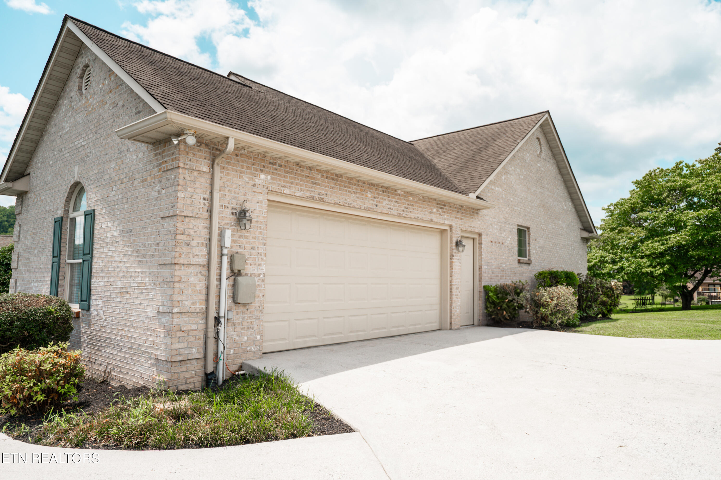 114 Tradewind Street Clinton, TN 37716 - Photo 2 of 25 garage