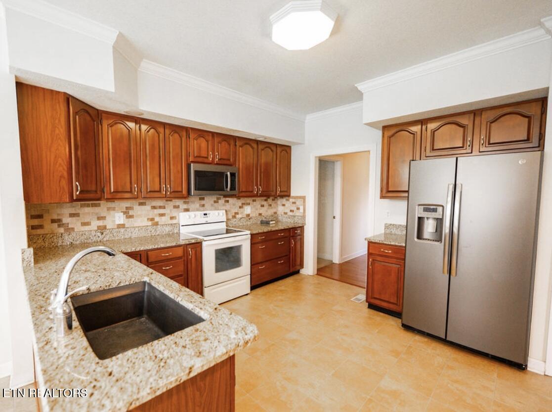 114 Tradewind Street Clinton, TN 37716 - Photo 7 of 25 kitchen (2)