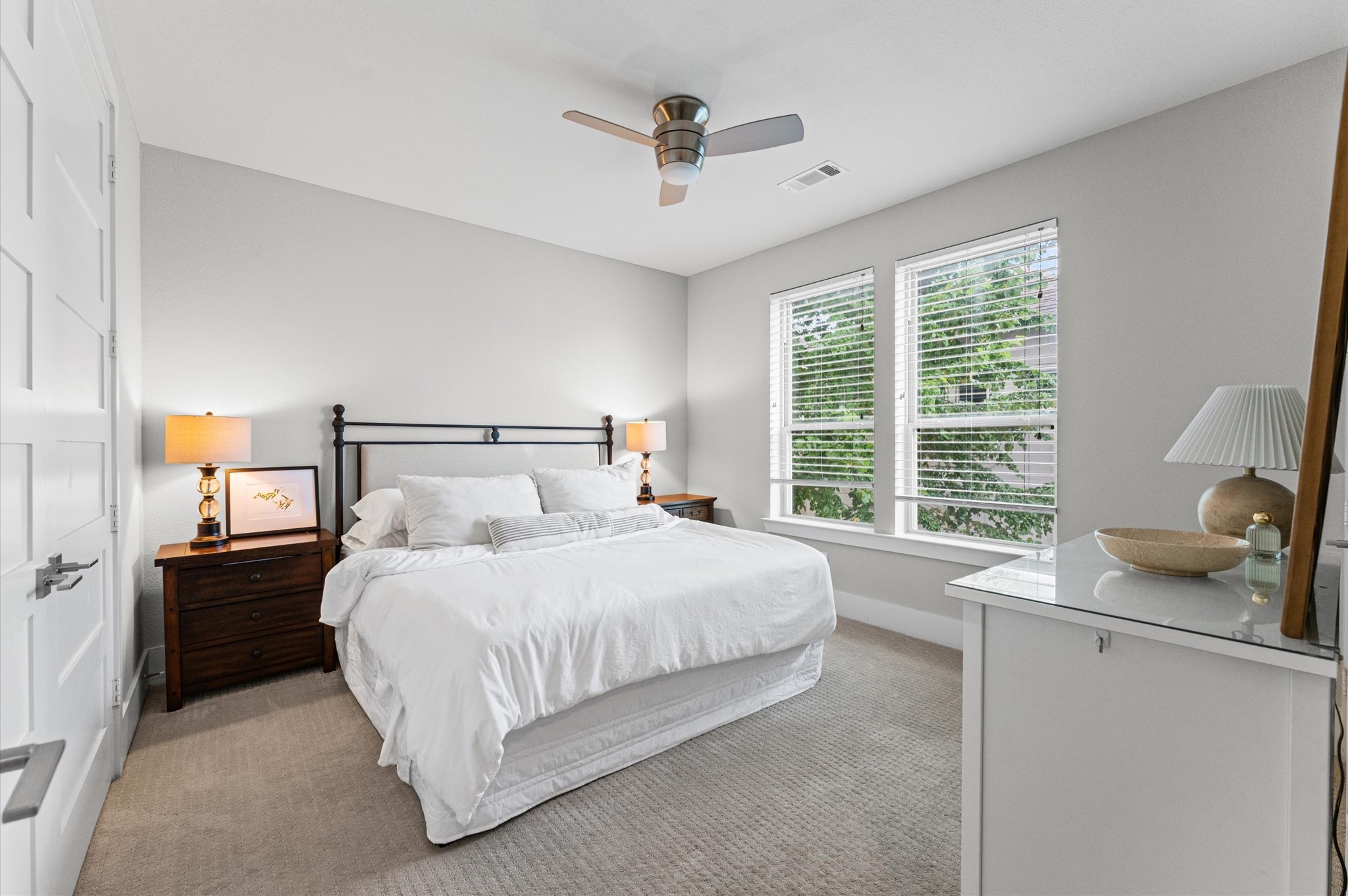 910 West 18th Street, Unit B Houston, TX 77008 - Photo 19 of 28 Secondary bedroom on the third floor