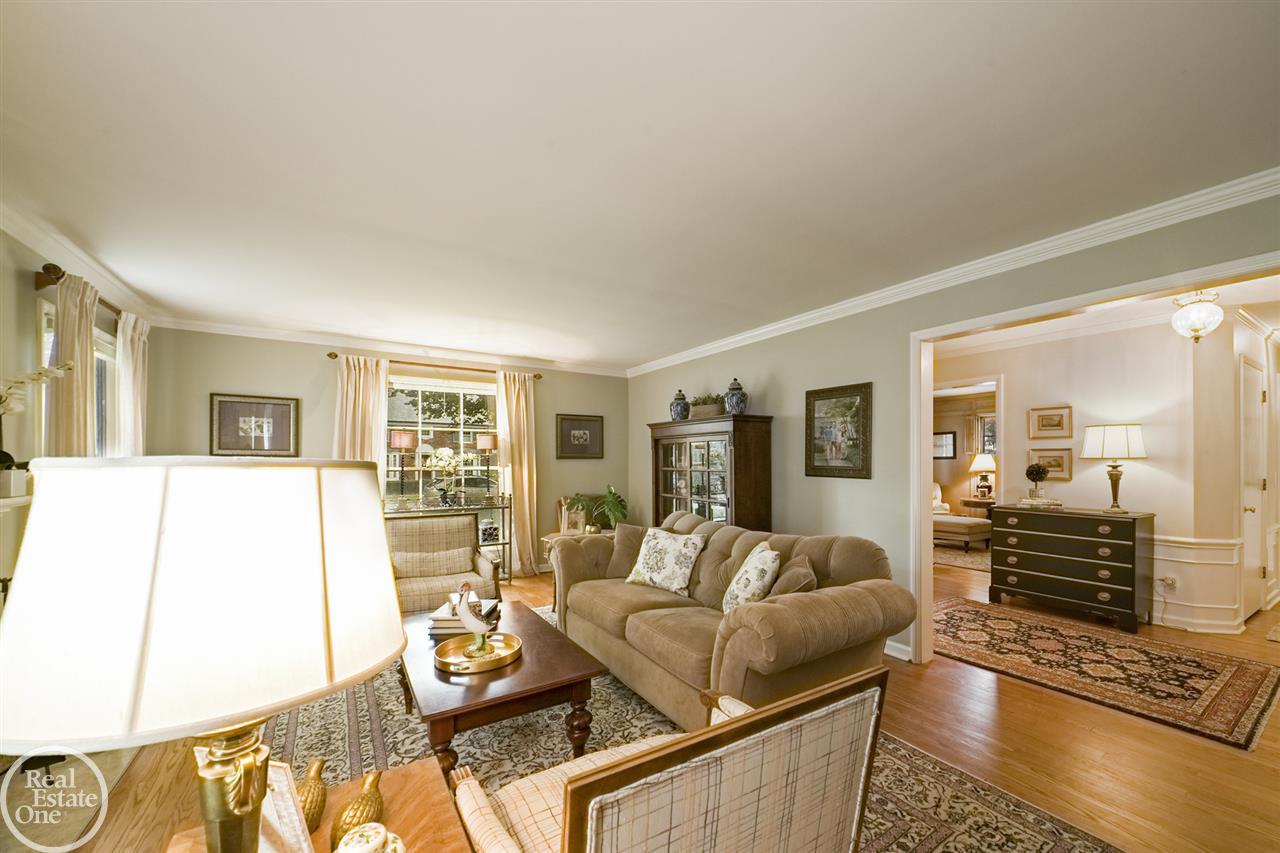 136 Moran Road Grosse Pointe, MI 48236 - Photo 10 of 51 50028565-9.JPG