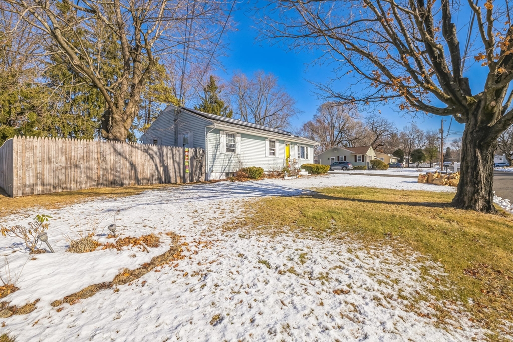 84 Navajo Road Springfield, MA 01109 - Photo 3 of 11