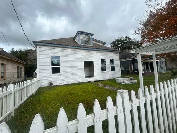 $79,900 | 1004 West Cherry Avenue, Orange, TX 77630