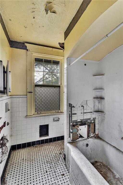 2040 Laketon Road Pittsburgh, PA 15221 - Photo 23 of 26 a bathroom with a sink toilet and shower