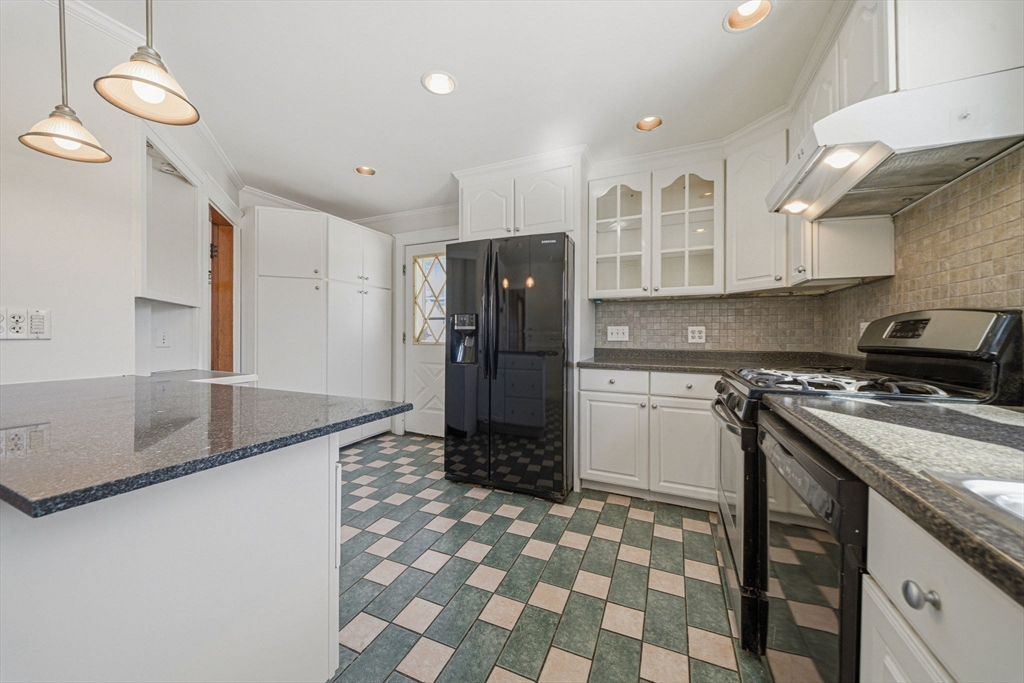 36 Jasper Street Saugus, MA 01906 - Photo 9 of 40