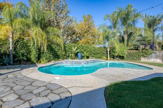 a view of a backyard