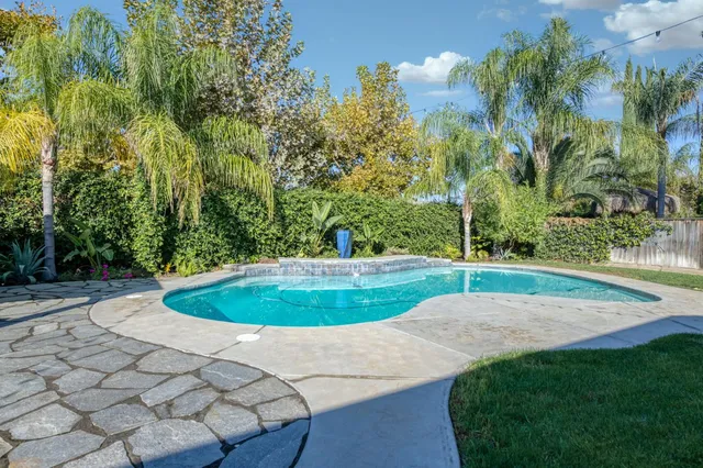 a view of a backyard