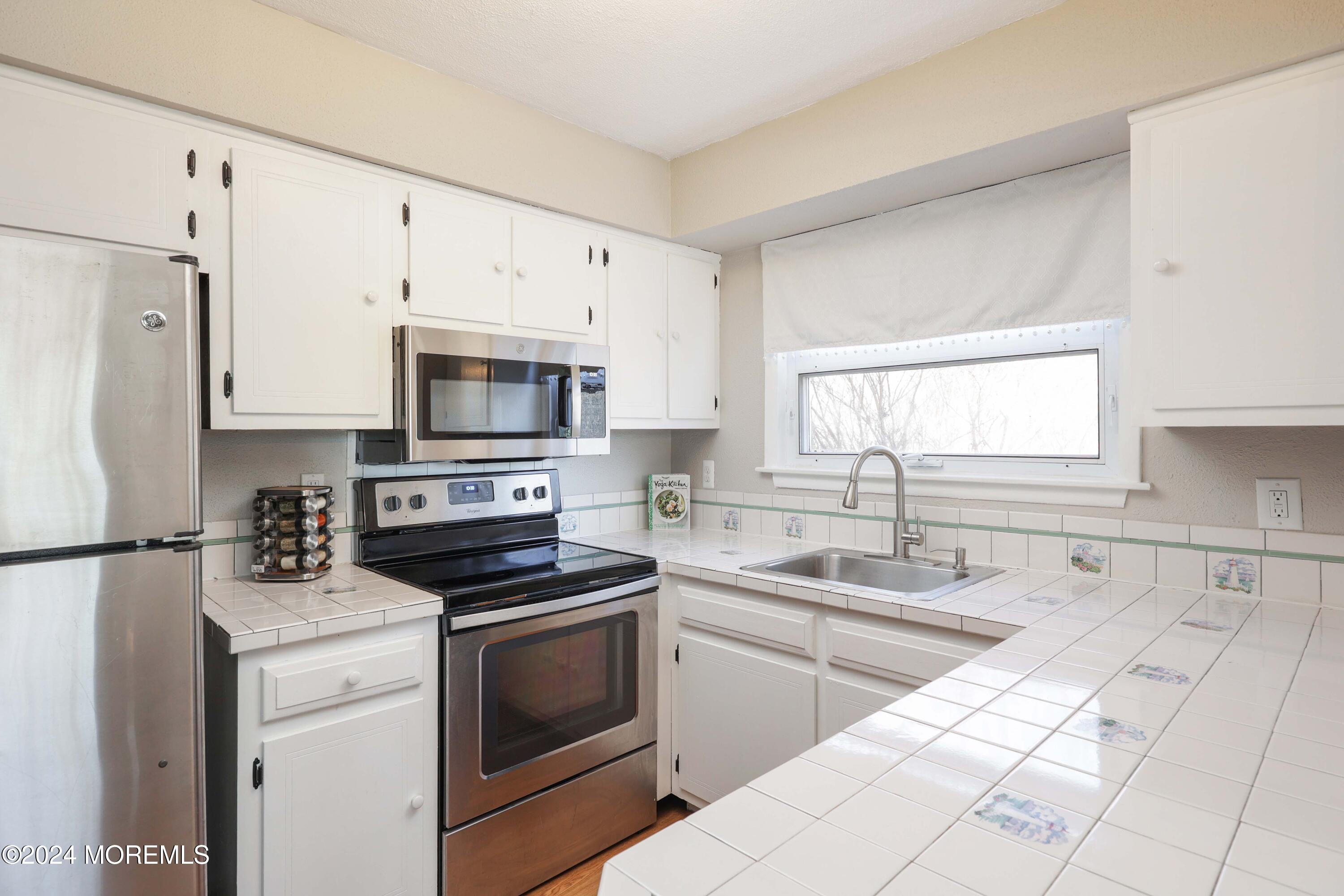 13 Woodpecker Road, Unit 1000 Howell, NJ 07731 - Photo 16 of 44 Sun drenched kitchen