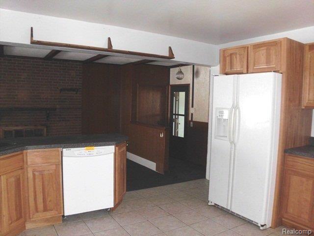 32553 Hayes Road Warren, MI 48088 - Photo 6 of 13 261-825102-ktichen view 6.JPG
