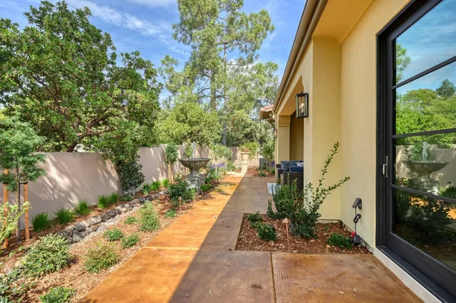 a view of a pathway with a pathway