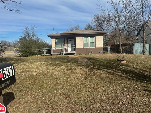 a view of a house with backyard and sitting area