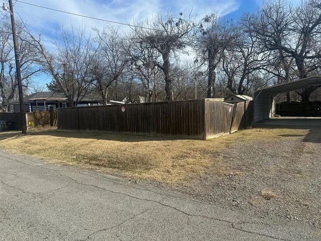 a view of a yard with a house
