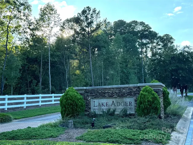 a view of a back yard